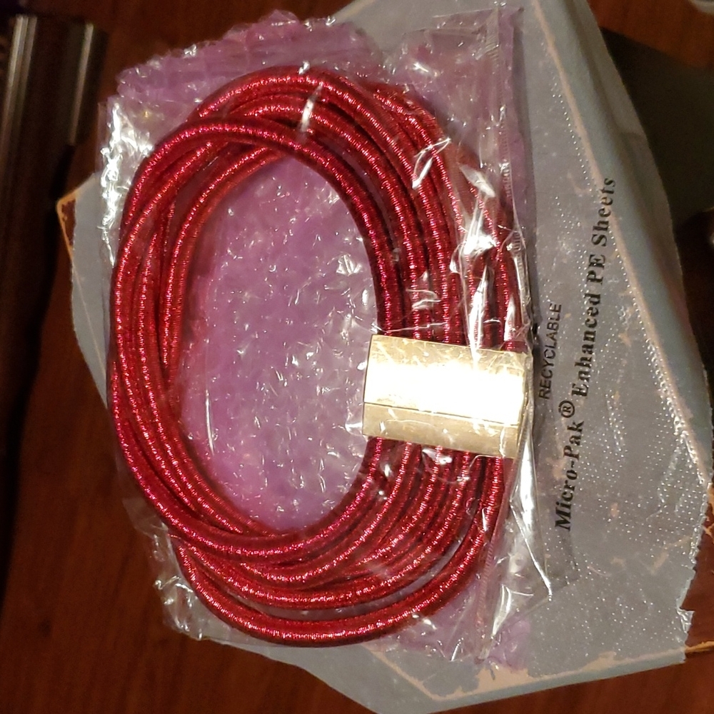 chocker  in red
